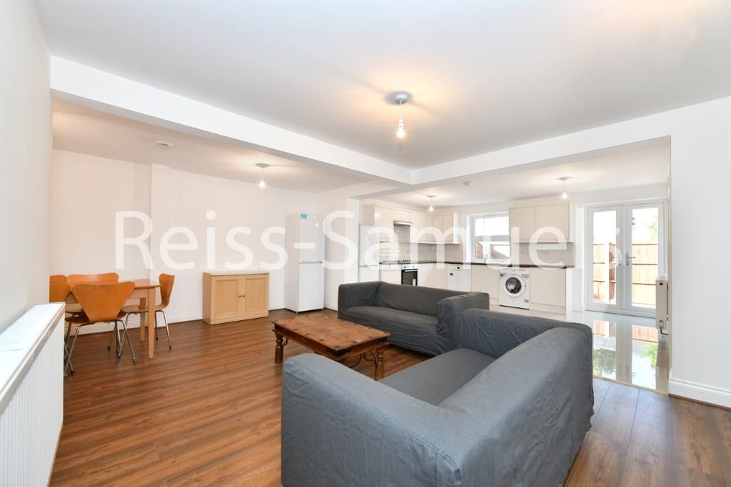 Property photo 3 of 32