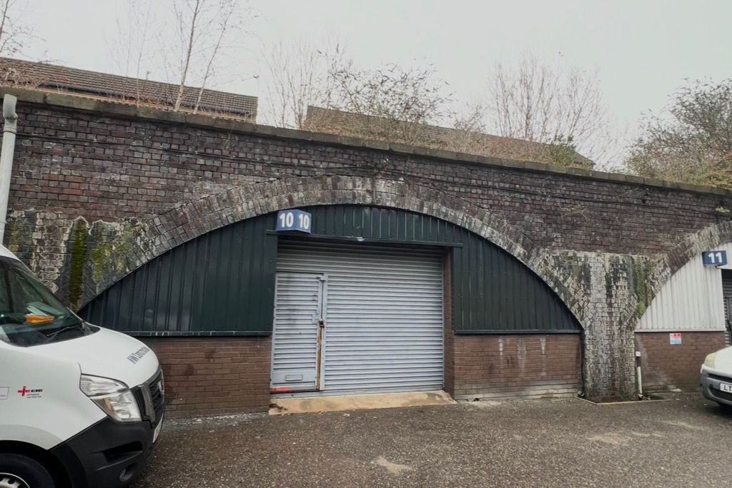 Property photo 1 of 2 The Front Of An Arch.