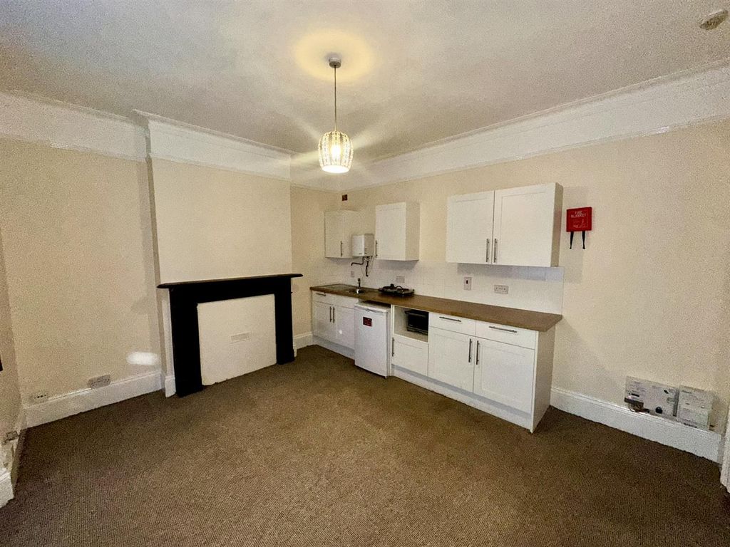 Property photo 3 of 6 Room (2/5)