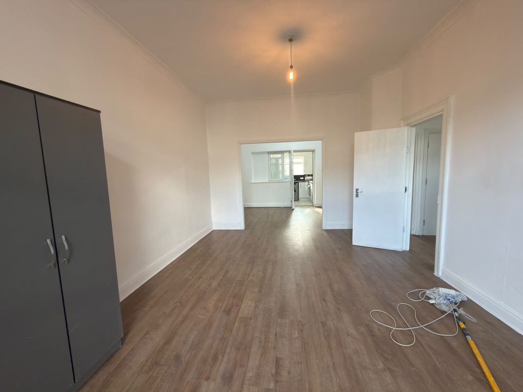 Property photo 1 of 10 One Bedroom With Open Living Area- Next To Seven King Station- Inclusive Bills