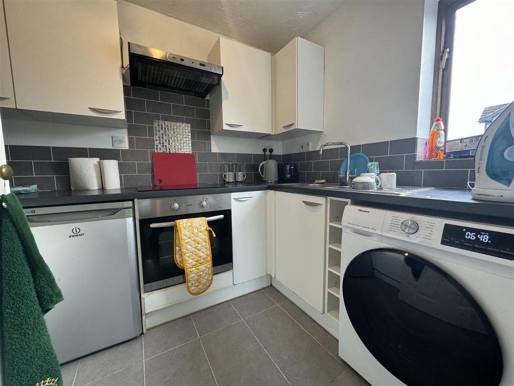 Property photo 3 of 8 Kitchen