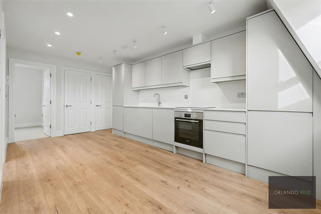 Property photo 2 of 12 258C Battersea Park Road Sw11 3Bp-3.Jpg