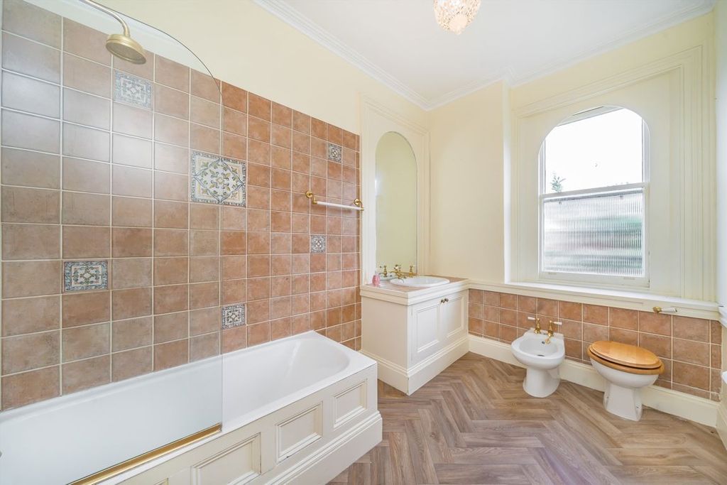 Additional image 4 of 2 bed flat for saleUpper Sunbury Road, Hampton TW12
