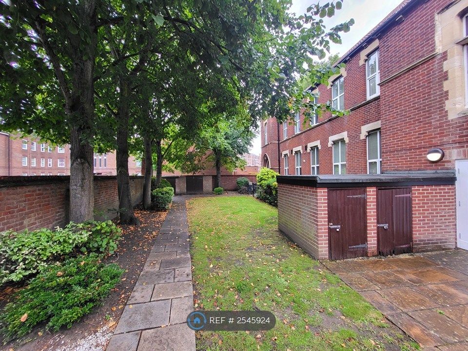 Property photo 3 of 18 Communal Garden