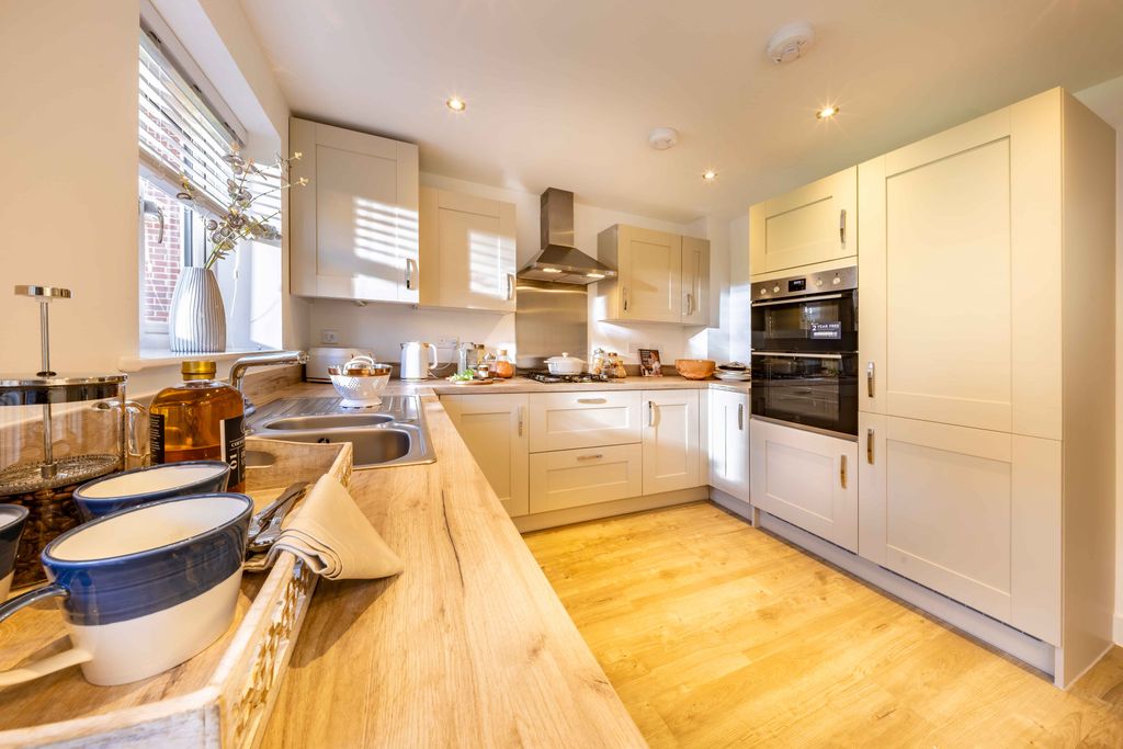 Property photo 2 of 18 Mottram View Home