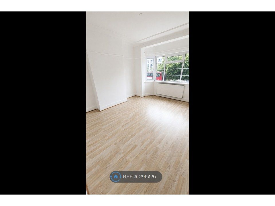 Property photo 1 of 10 Bedroom / Living Room