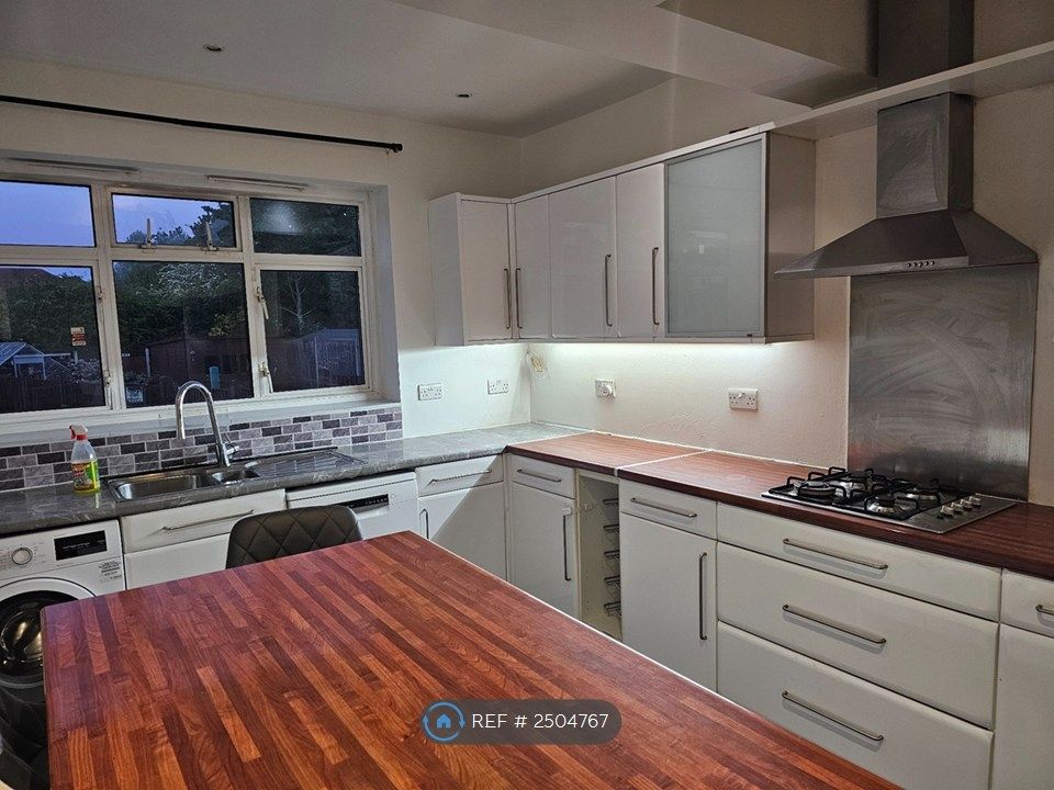 Property photo 3 of 12 Kitchen