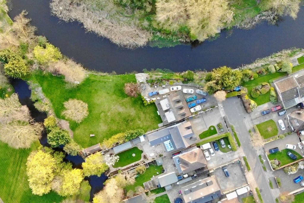 Property photo 2 of 33