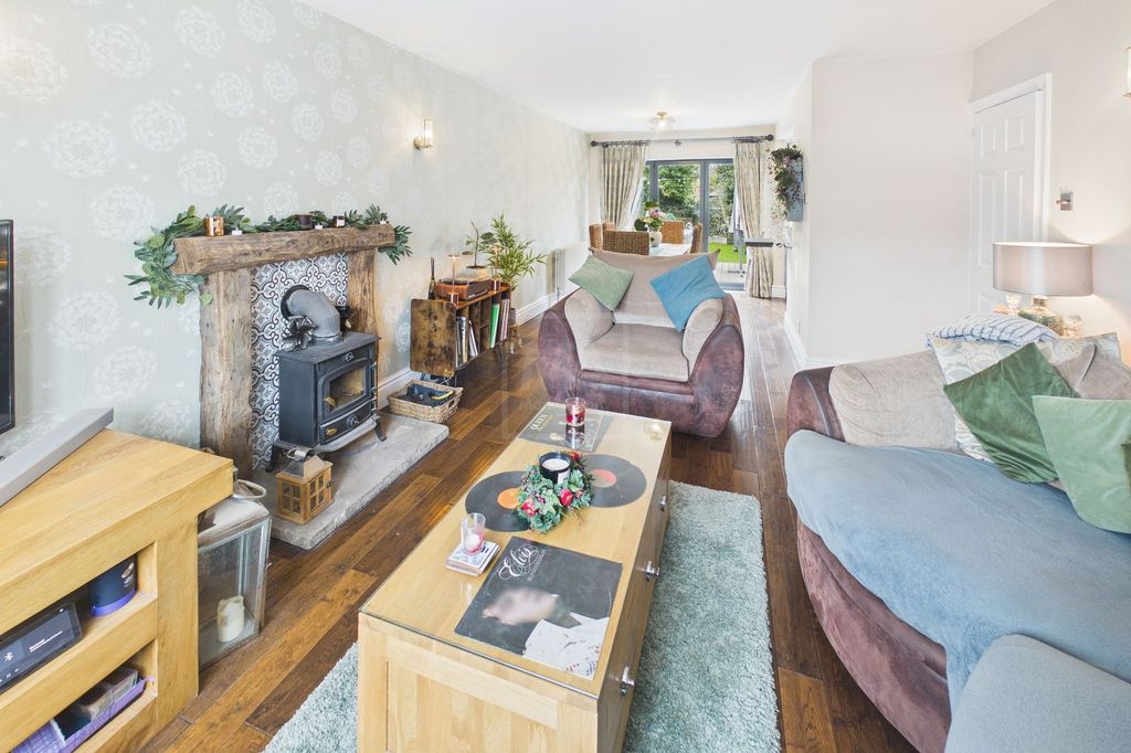 Property photo 3 of 18 Living Room