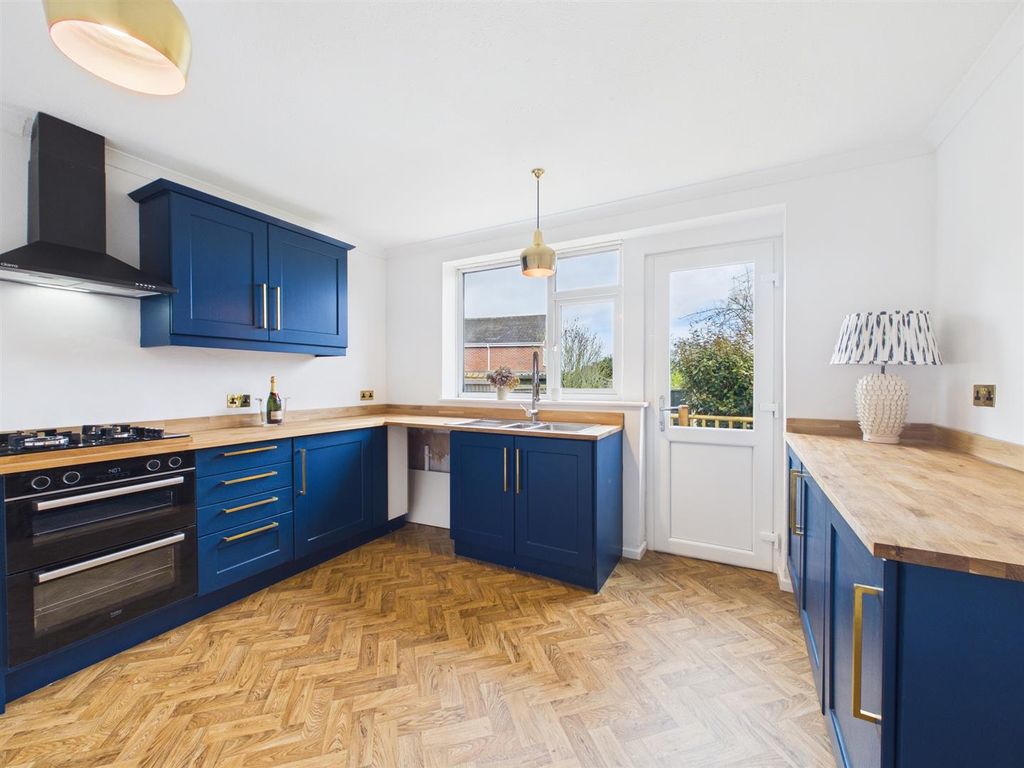 Property photo 2 of 11 Kitchen