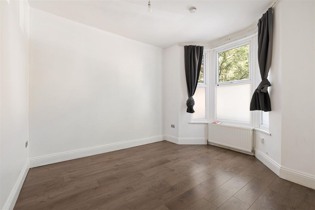 Property photo 2 of 22 Maryland Square, E15