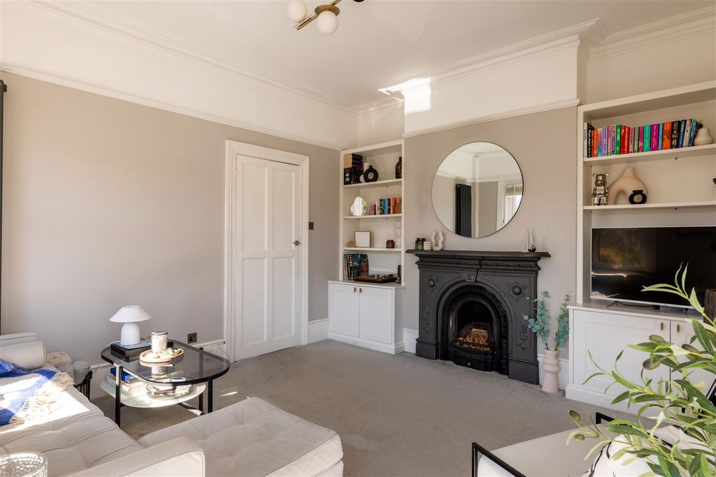 Property photo 2 of 26 Flat 3, 127 Barnett Wood Lane-6.Jpg