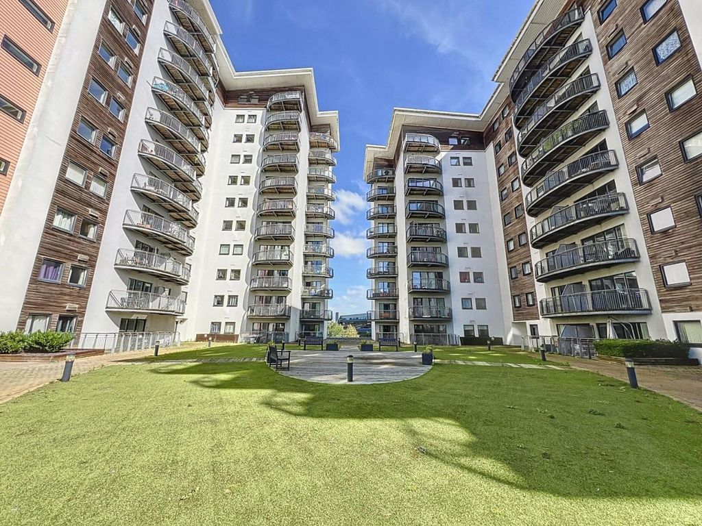 Property photo 3 of 30 Communal Gardens