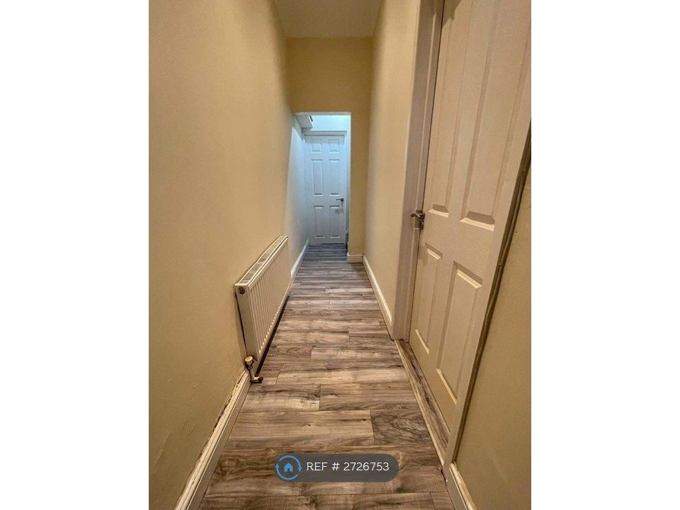 Property photo 3 of 25 Entrance Hallway