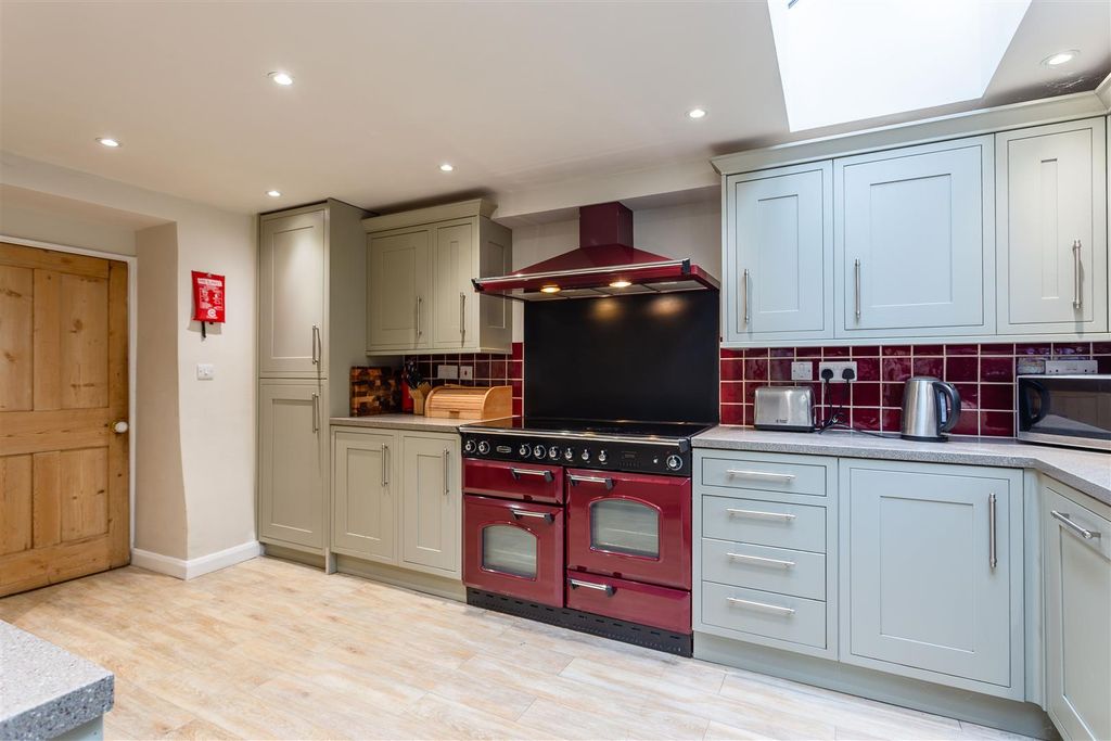 Property photo 3 of 19 Kitchen (2).Jpg