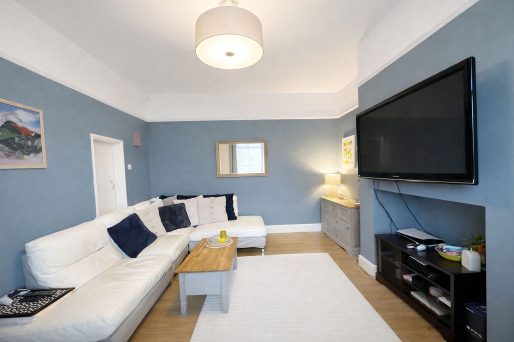 Property photo 3 of 15 Lounge