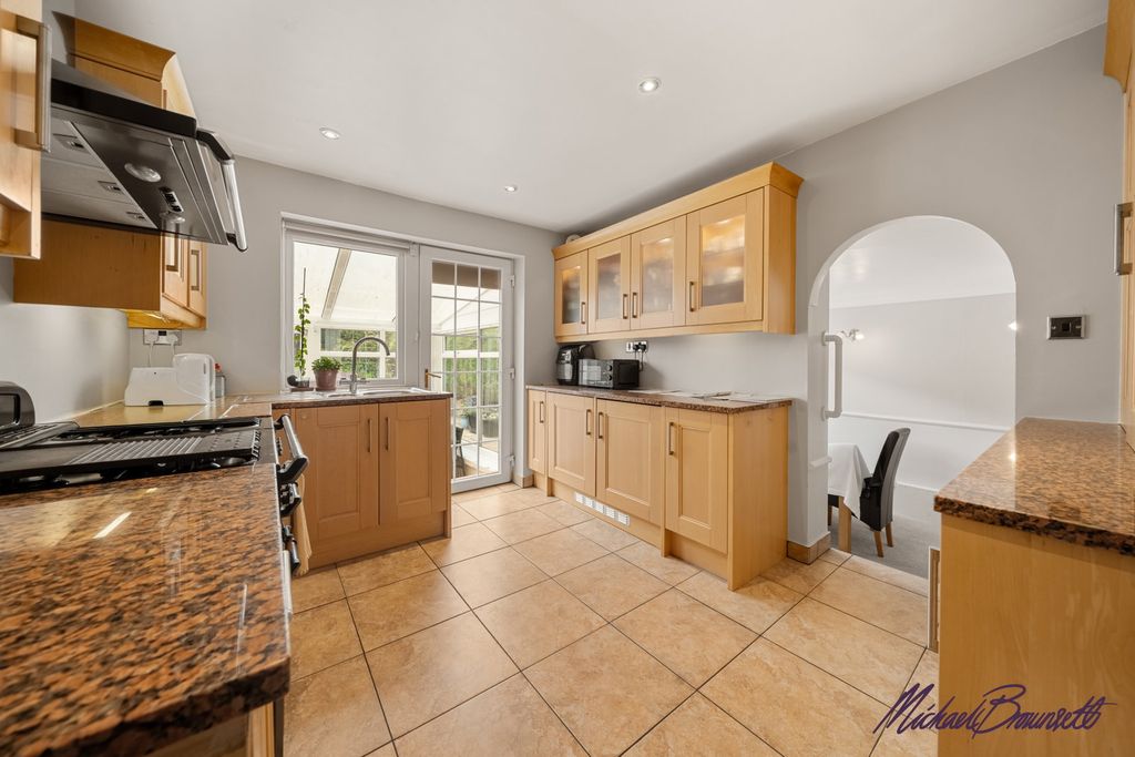 Property photo 2 of 33
