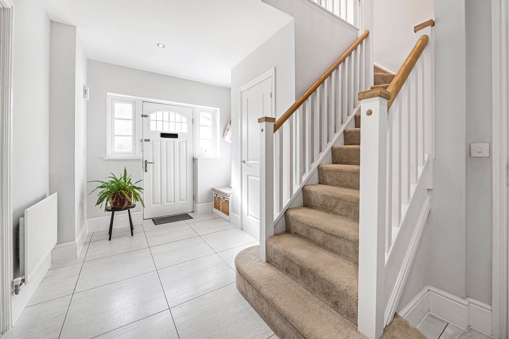 Property photo 3 of 21 Entrance Hall