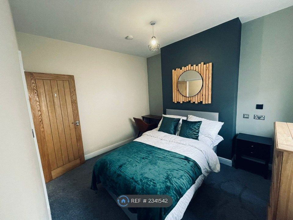Property photo 2 of 12 Bed 1
