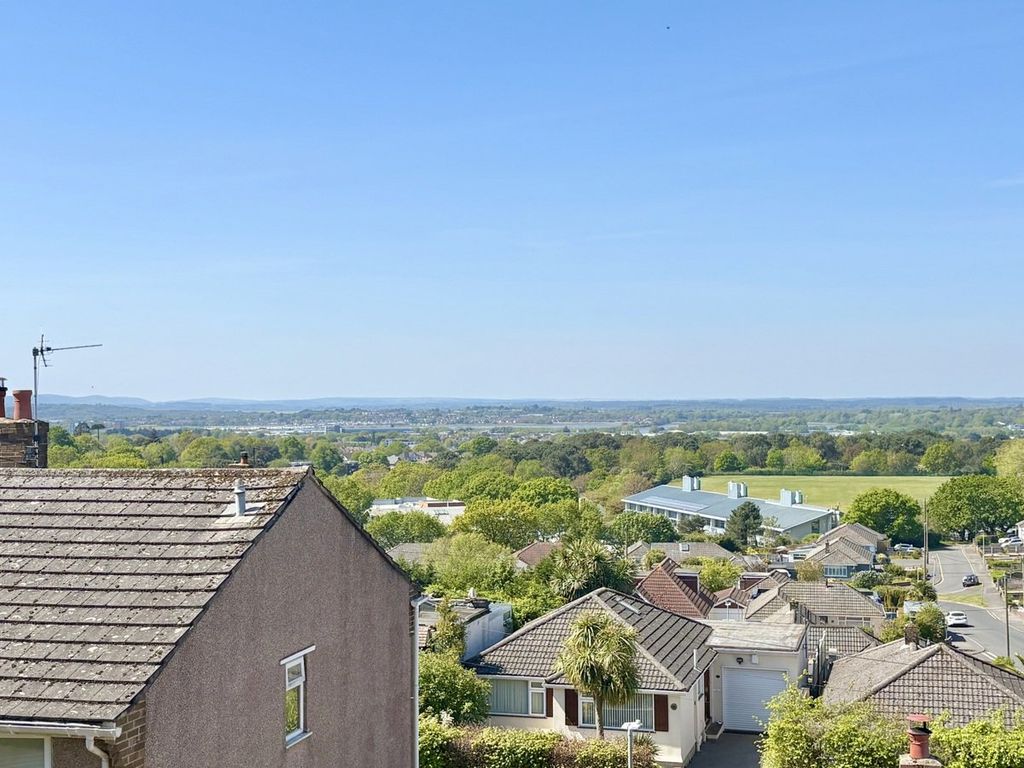 Property photo 2 of 32