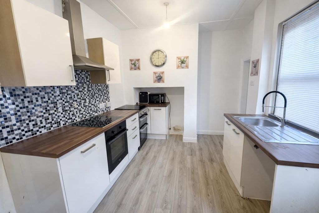 Property photo 1 of 12 56 John St Kitchen.Png