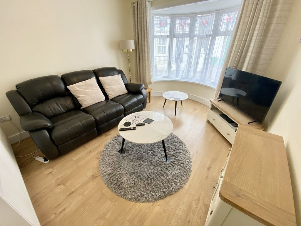 Property photo 2 of 17 Lounge