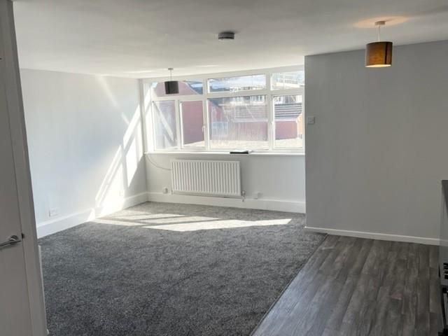 Property photo 3 of 6 Lounge