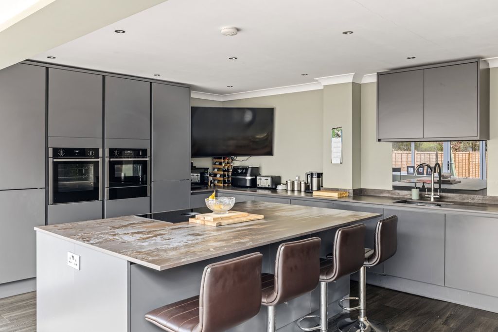 Property photo 2 of 21