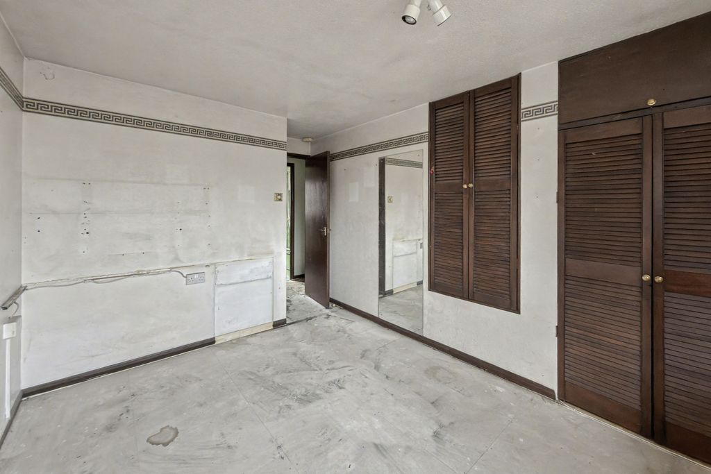 Property photo 3 of 14 46 Pinewood Close, Borehamwood, Hertfordshire, Wd6 5Nw