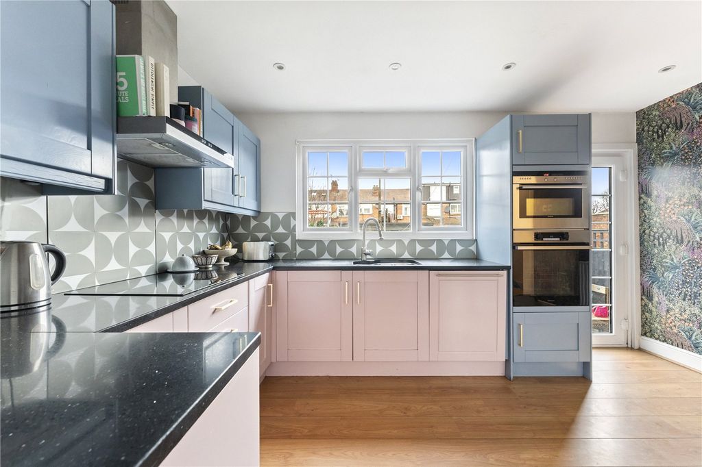 Property photo 2 of 20 Picture No. 23