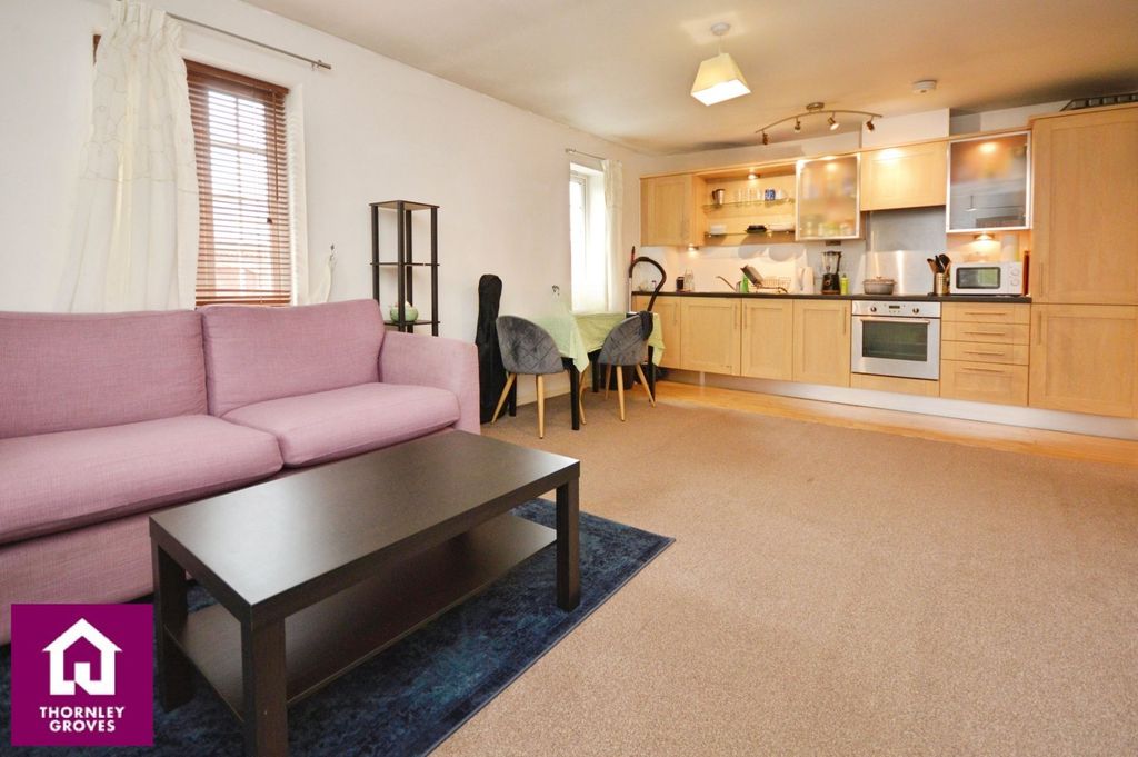 Property photo 3 of 9 Lounge/Kitchen