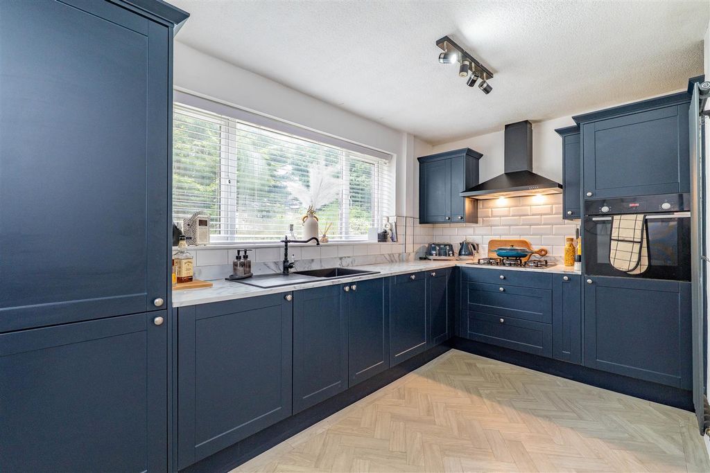 Property photo 3 of 21 Kitchen