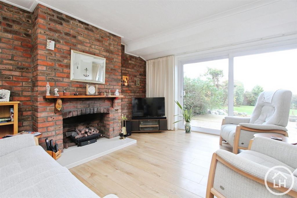 Property photo 2 of 19 Lounge