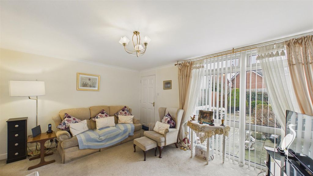 Property photo 3 of 19 Lounge