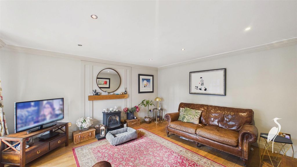 Property photo 3 of 28 Lounge