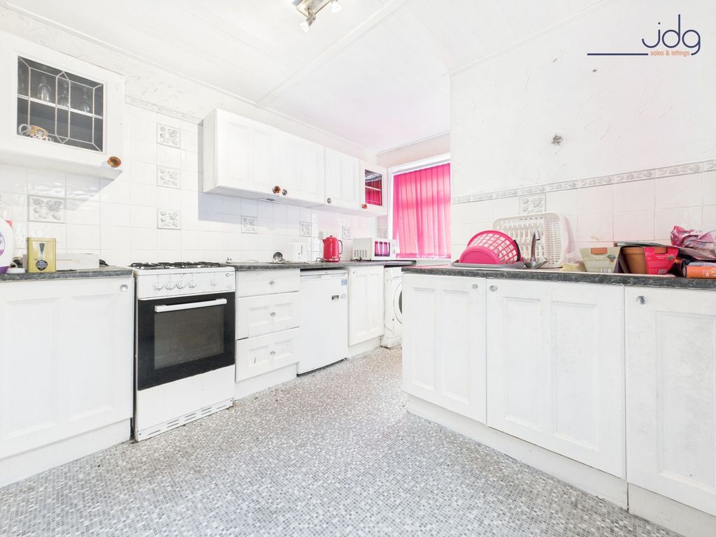 Property photo 2 of 11 Spacious Kitchen