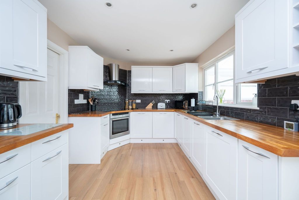 Property photo 2 of 33