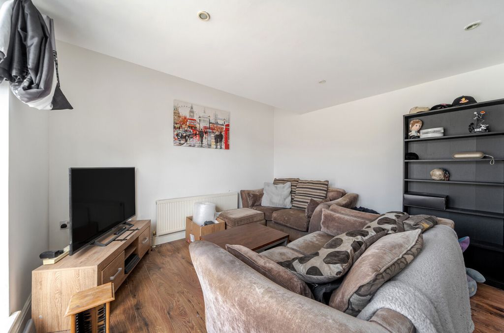 Property photo 3 of 8 Lounge