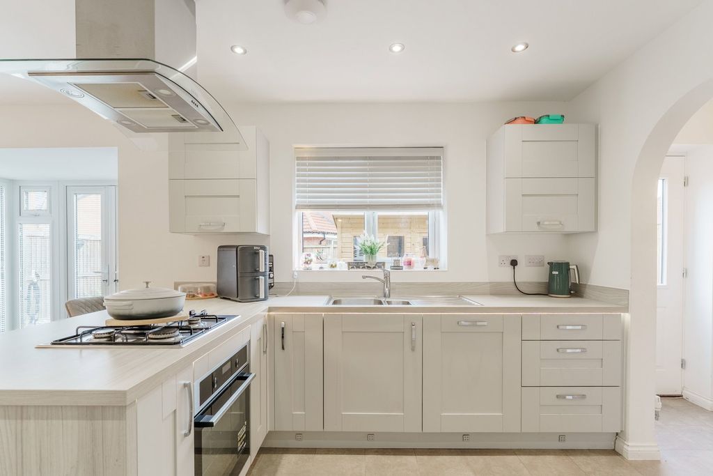 Property photo 3 of 28