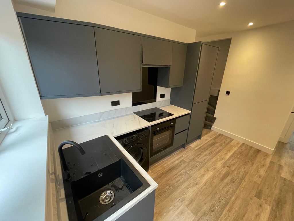 Property photo 3 of 11 Kitchen