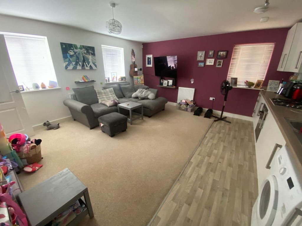 Property photo 3 of 14 Living Room Area - 17 Victoria Gate.Jpg