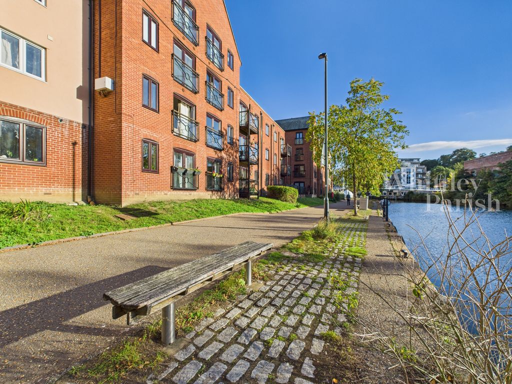 Property photo 1 of 14 Cam04332G0-Pr0515-Still021