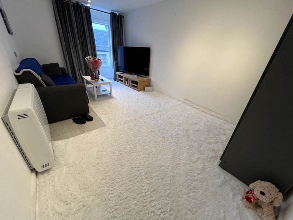 Property photo 1 of 10 Lounge