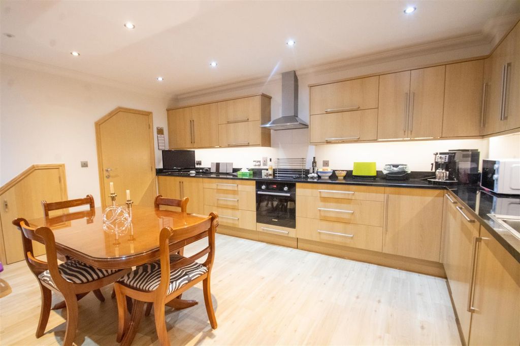 Property photo 3 of 11 Kitchen