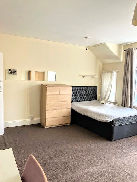 Property photo 3 of 11 Bed 1