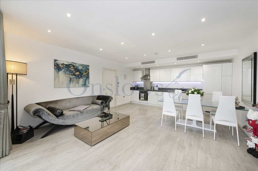 Property photo 2 of 19 Lounge