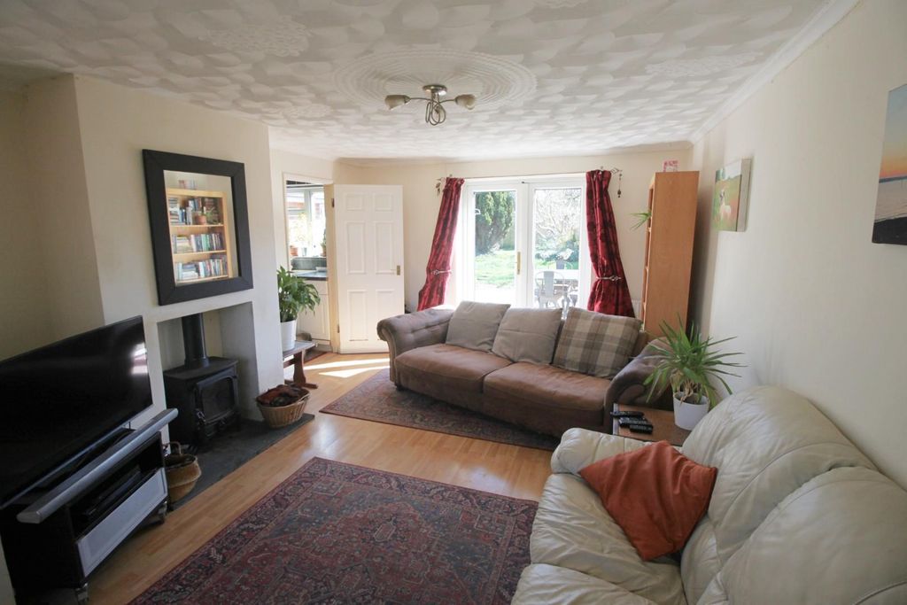 Property photo 3 of 23 Liv 2.Jpg