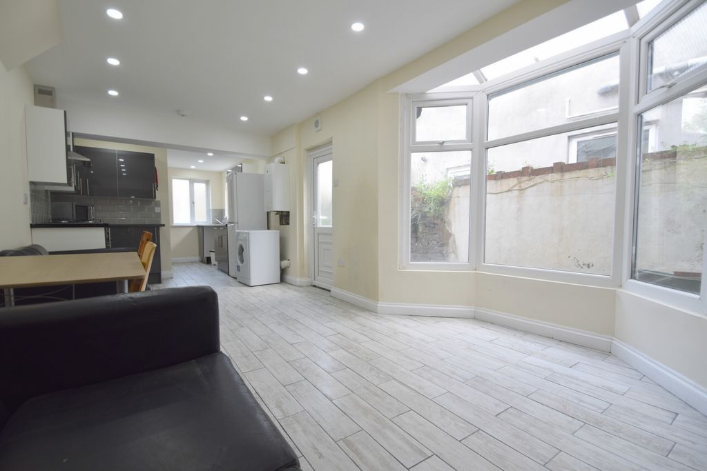 Property photo 1 of 10 Photo 3