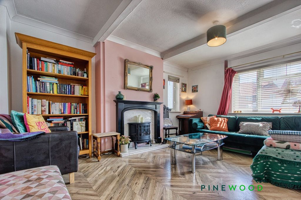 Property photo 3 of 24 Lounge