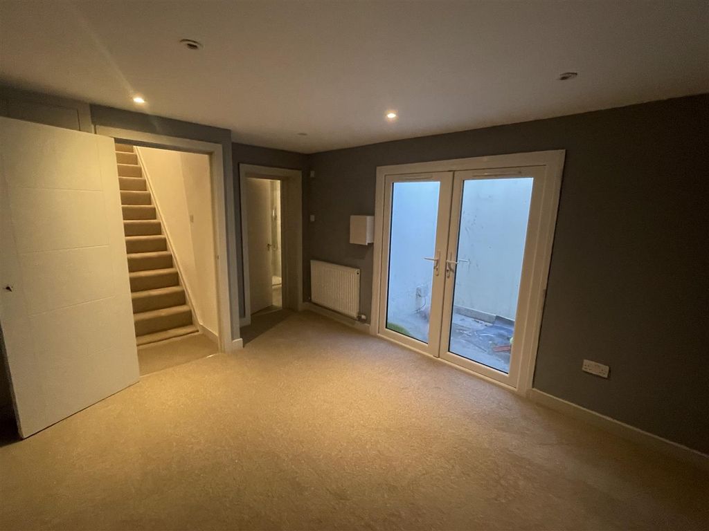 Property photo 2 of 11 Main Bedroom